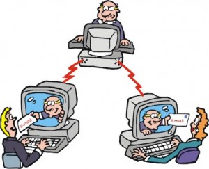 Persona che spedisce messaggi da un computer ed in altri due computer esce dallo schermo un signore con una busta in mano