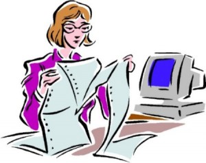 Disegno di Signora con a fianco un computer che sta guardando una stampa su foglio continuo