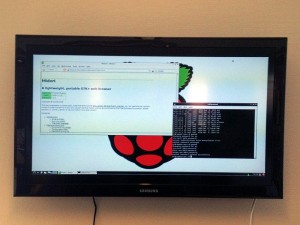 Fotografia di uno schermo informativo attaccato ad una parete