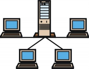 disegno di un computer grande che fa da server e da 4 computer da tavolo ad esso collegati